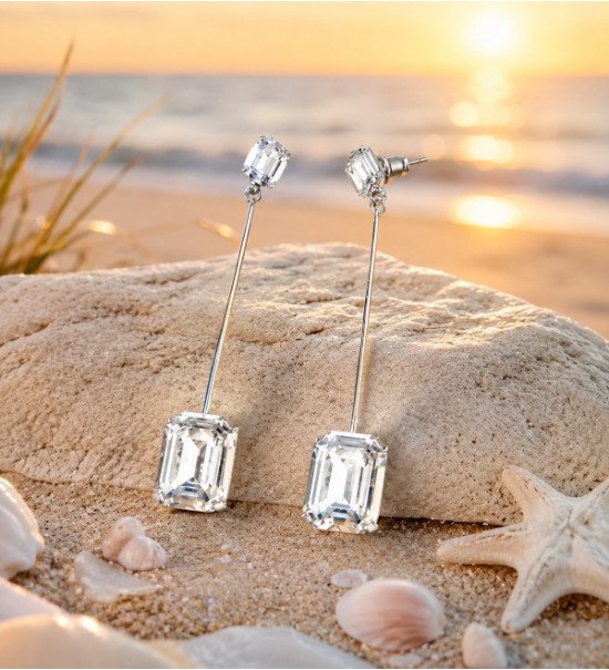 Description complète  Inspirées par la lumière dorée des couchers de soleil sur la côte landaise, les boucles d’oreilles Éléganc