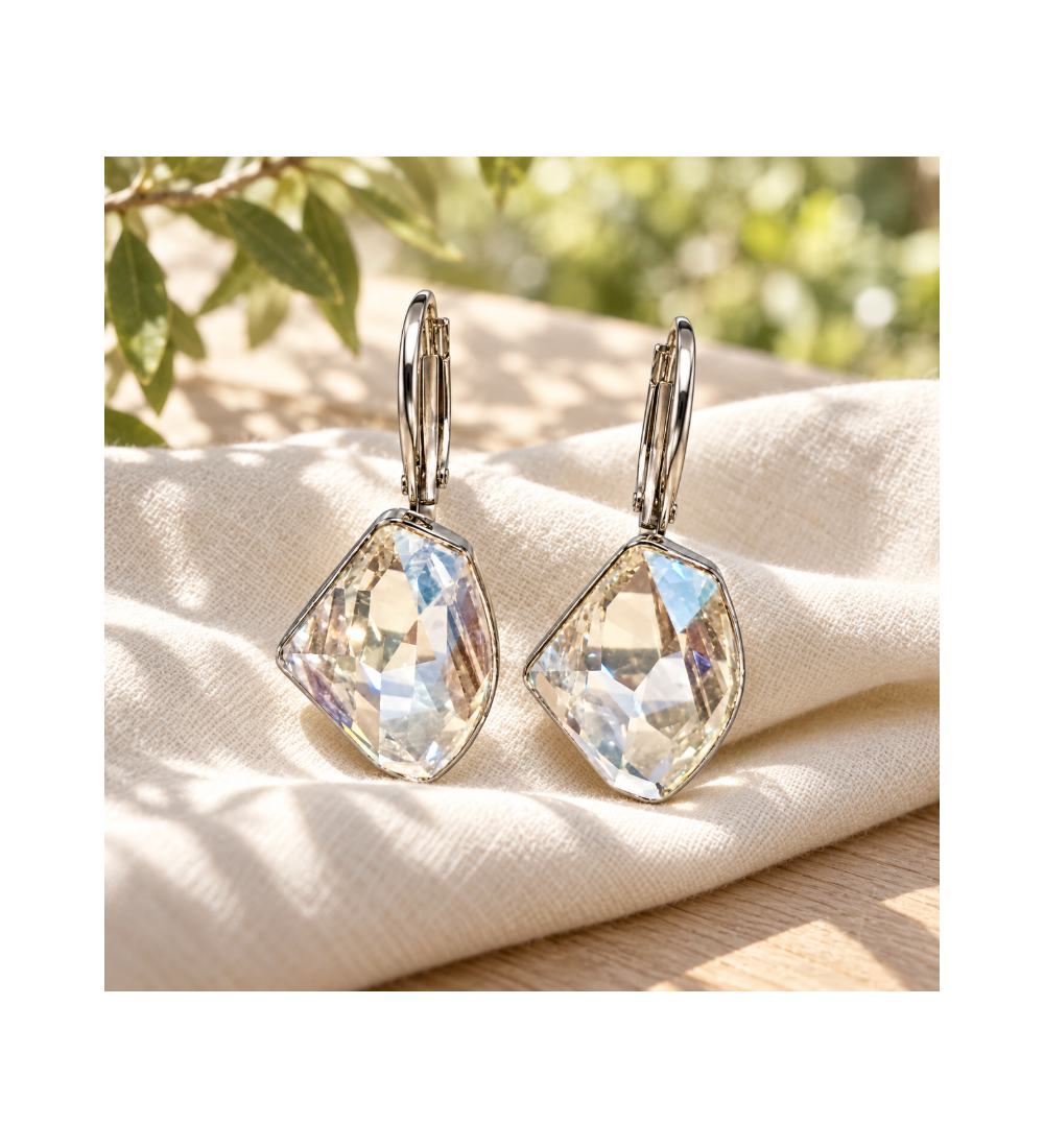 Boucles d’oreilles artisanales ornées de cristaux Swarovski aux contours asymétriques